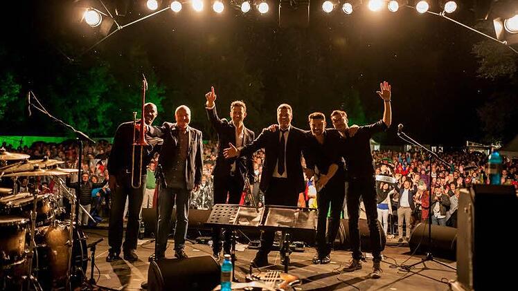 Die Band vereint vor dem Publikum