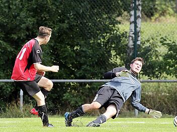 Andreas Siebenlist (l.) schiebt den Ball an FSV-Torwart Jonas Mager vorbei ins Tor zur 1:0-Führung für die Geisfelder. Fotos: sportpress