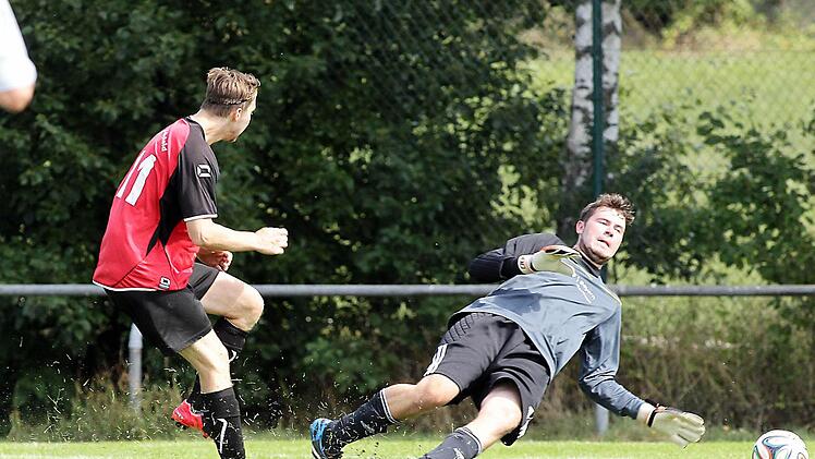 Andreas Siebenlist (l.) schiebt den Ball an FSV-Torwart Jonas Mager vorbei ins Tor zur 1:0-Führung für die Geisfelder. Fotos: sportpress
