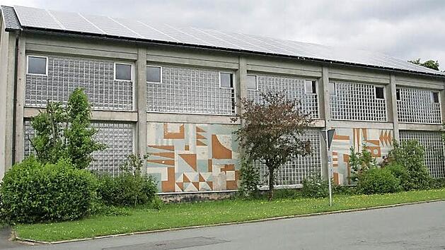 Gro&szlig;e Fl&auml;chen aus Glasbausteinen waren in den 1960-er Jahren der letzte Schrei. Inzwischen haben sie sich als Energieschleudern erweisen, wie hier an der Turnhalle der Pressecker Schule. Foto: Klaus Klaschka