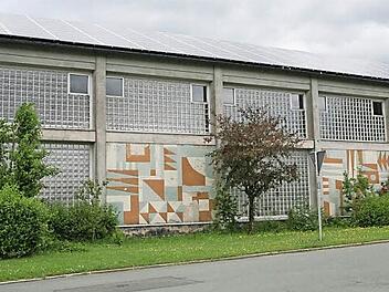 Große Flächen aus Glasbausteinen waren in den 1960-er Jahren der letzte Schrei. Inzwischen haben sie sich als Energieschleudern erweisen, wie hier an der Turnhalle der Pressecker Schule. Foto: Klaus Klaschka