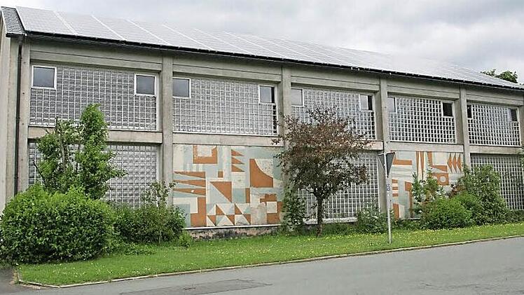 Große Flächen aus Glasbausteinen waren in den 1960-er Jahren der letzte Schrei. Inzwischen haben sie sich als Energieschleudern erweisen, wie hier an der Turnhalle der Pressecker Schule. Foto: Klaus Klaschka