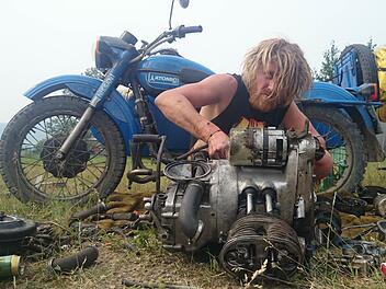 Martin Henz bei einer seiner h&auml;ufigen T&auml;tigkeiten: beim Reparieren. Foto: Dirk Hengelsberg