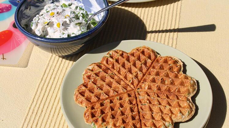 Die Waffeln goldbraun rausbacken.  Foto: Lisa Kieslinger