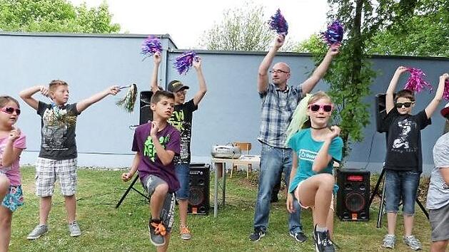 Schwungvolle T&auml;nze waren bei der "Kerwa in der Hannes-Strehly-Stra&szlig;e" zu sehen. Foto: Werner Rei&szlig;aus