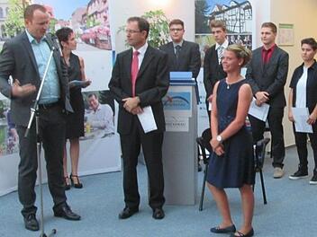 Lea Schneider erhält ihre Auszeichnung. Rechts Marcel Tuchenhagen ihr Klassenleiter, Mitte Schulleiter Michael Kreil. Foto: Diana Leitsch