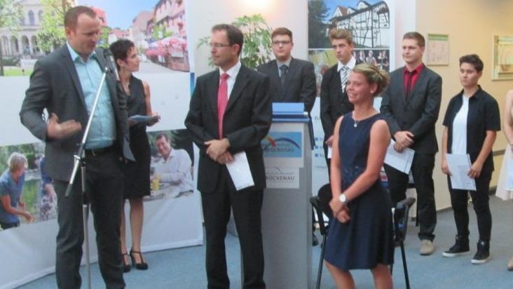 Lea Schneider erhält ihre Auszeichnung. Rechts Marcel Tuchenhagen ihr Klassenleiter, Mitte Schulleiter Michael Kreil. Foto: Diana Leitsch