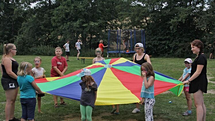 Spaß mit der Plane hatten die Kinder. Foto: Helmut Will