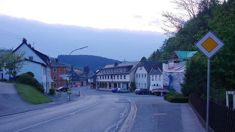 In der Kronacher Straße soll eine Lärmsanierung der Fahrbahn, eine Asphaltsanierung des Gehwegs wie auch - wo noch nicht vorhanden - ein Gehweg angelegt werden.