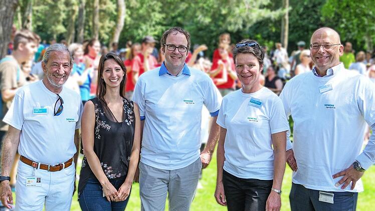 Vielfalt am deutschen Diversity-Tag in Erlangen: (v. l.) José Luis Ortega Lleras, Betriebsrat Erlangen Mitte, Giulia Schwemmer, Vizesprecherin des Siemens-Nachwuchskreises Erlangen Mitte 2017, Florian Janik, Sigrid Heitkamp und Claus-Jürgen Wais Foto: Siemens
