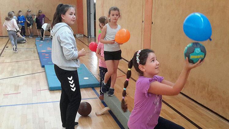 Gar nicht so einfach war das Balancieren eines Luftballons auf einem Handball beim zügigen Gang über den Schwebebalken. Die insgesamt sechs Stationen verlangten von den Kindern viel Geschicklichkeit.  Foto: Rolf Pralle