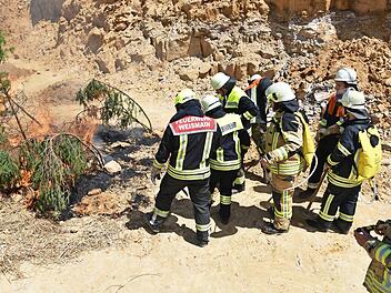 Das fachgerechte Ablöschen eines Bodenfeuers mit Löschrucksack und Sandschaufel  Foto: Bodo Bornschlegel
