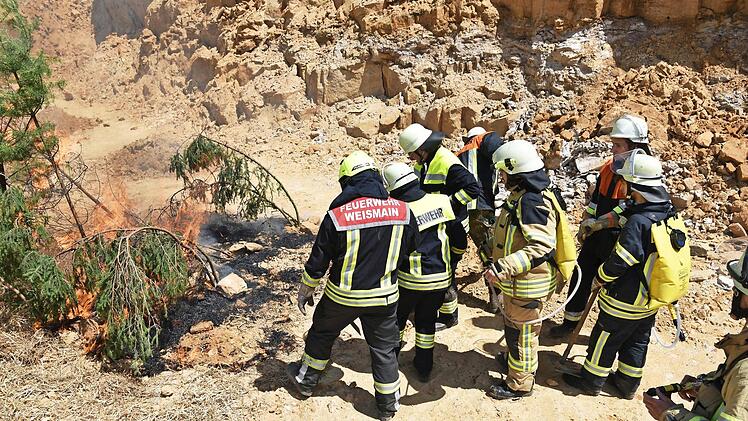 Das fachgerechte Ablöschen eines Bodenfeuers mit Löschrucksack und Sandschaufel  Foto: Bodo Bornschlegel