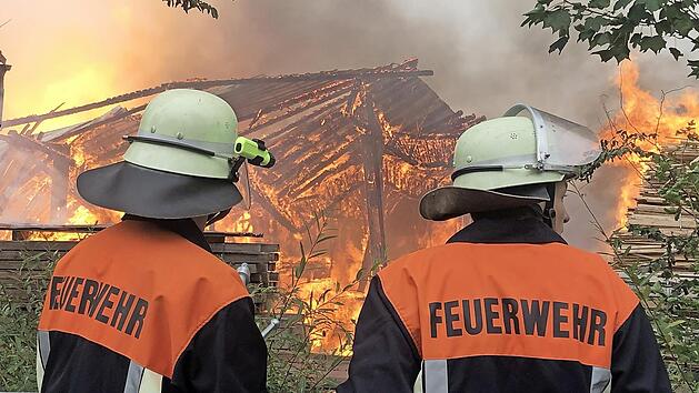 In H&ouml;fles standen am Montagabend mehrere Geb&auml;ude in Flammen. Die Feuerwehrleute waren stundenlang im Einsatz. Foto: Corinna R&ouml;sler