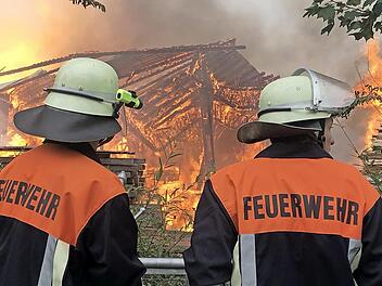 In Höfles standen am Montagabend mehrere Gebäude in Flammen. Die Feuerwehrleute waren stundenlang im Einsatz. Foto: Corinna Rösler