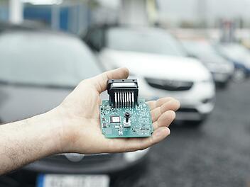 Eine Steuerplatine mit Mikrochips f&uuml;r den Motor, aufgenommen vor dem Kfz-Meisterbetrieb Strebl in Bad Br&uuml;ckenau. Weil kleine Halbleiter weltweit fehlen, stocken Autoprodution und -verkauf. Foto: Steffen Standke