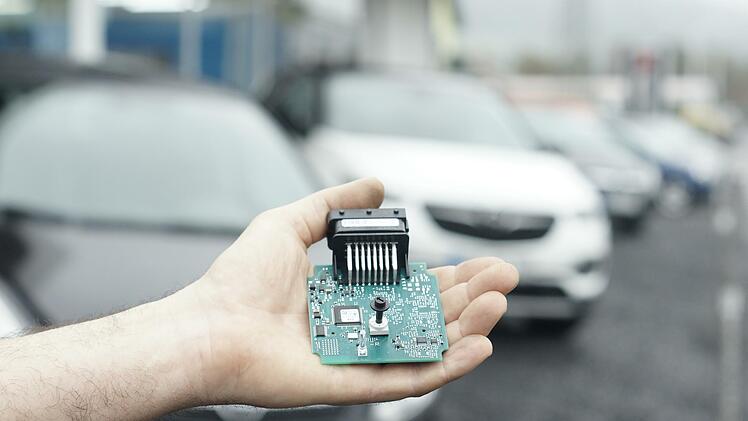 Eine Steuerplatine mit Mikrochips für den Motor, aufgenommen vor dem Kfz-Meisterbetrieb Strebl in Bad Brückenau. Weil kleine Halbleiter weltweit fehlen, stocken Autoprodution und -verkauf. Foto: Steffen Standke