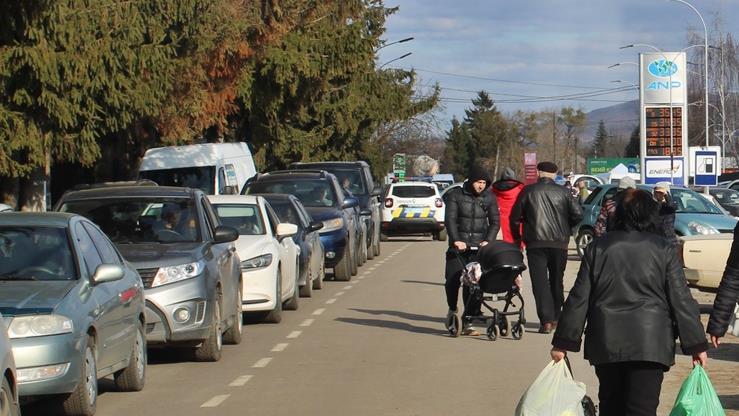 Ein ehemaliger Schulsaal ist bereit gestellt für die Aufnahme von Flüchtlingen oder auch Verletzten. Foto: László Kecskés