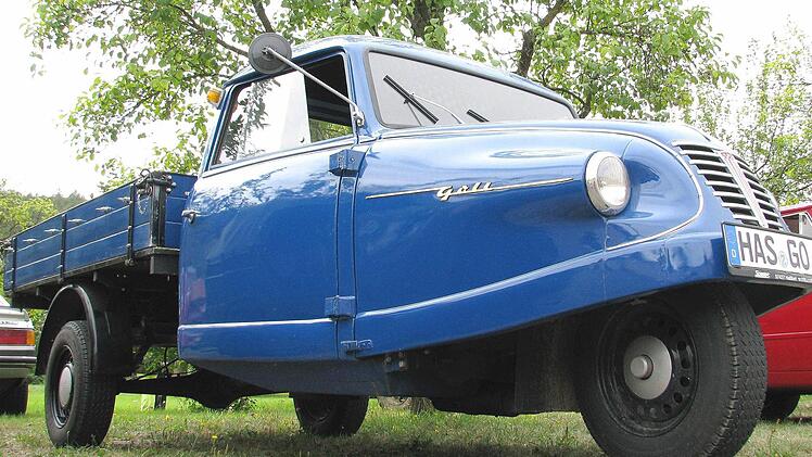 Ein blaues Goliath Dreirad-Pickup. Ihre Besitzerin ist Betty Schneider aus Haßfurt.