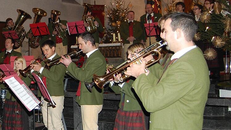 Die Oberthulbaer Musiker gaben ein zweistündiges Konzert in der Kirche.  Foto: Günther Straub