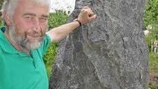 Hans-Karl Hertel hat den 2,3-Tonnen-Stein, an dem die Medaillen des Dorfes angebracht werden, selbst aus Maroldsweisach geholt.