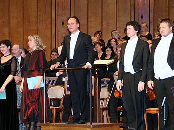 Bravos für eine äußert gelungene Einstimmung auf die Festtage: Stefanie Rhaue, Brigitte Ascherl, Dirigent Burkhard Ascherl, Maximilian Argmann, Simon Tischler  Foto: Werner Vogel