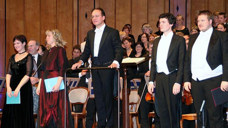 Bravos für eine äußert gelungene Einstimmung auf die Festtage: Stefanie Rhaue, Brigitte Ascherl, Dirigent Burkhard Ascherl, Maximilian Argmann, Simon Tischler  Foto: Werner Vogel