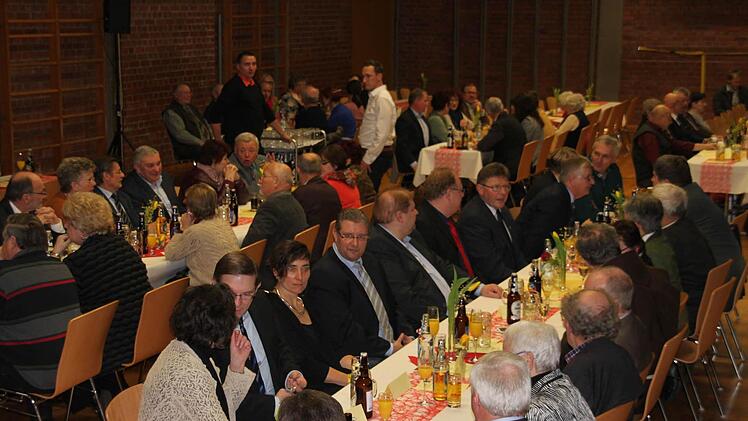 In der Grundschulturnhalle findet erstmals ein Neujahrsempfang statt. 180 Bürger sind gekommen und unterhalten sich angeregt. Foto: Stephan Stöckel