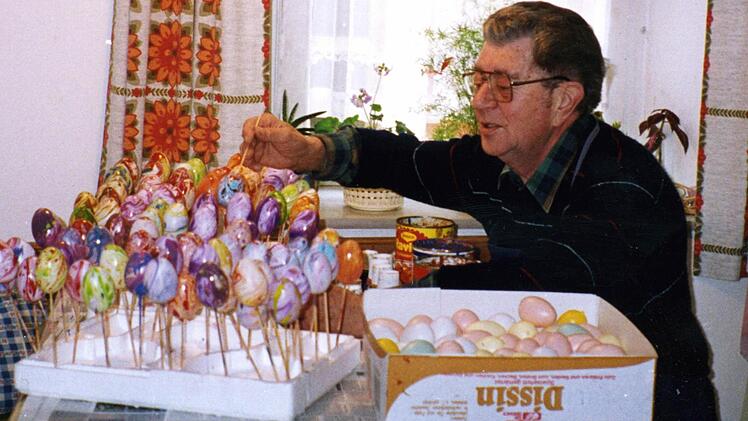 Werner Neumann verziert Eier für den Marktplatzbrunnen. Das Bild stammt aus dem Jahr 1995. Foto: privat