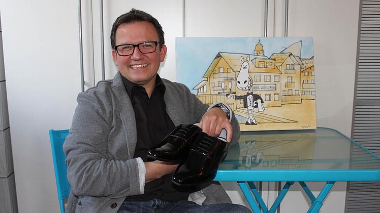 Die Lackschuhe von Zahlkellner Leopold sind neu, die Rolle ist es für Manfred König nicht. Die Zeichnung vom "Weißen Rössl" im Hintergrund stammt übrigens von Thomas Selinger, der viele Jahre Oberkellner und Sommelier in dem berühmten Hotel am Wolfgangsee war. Foto: Popp