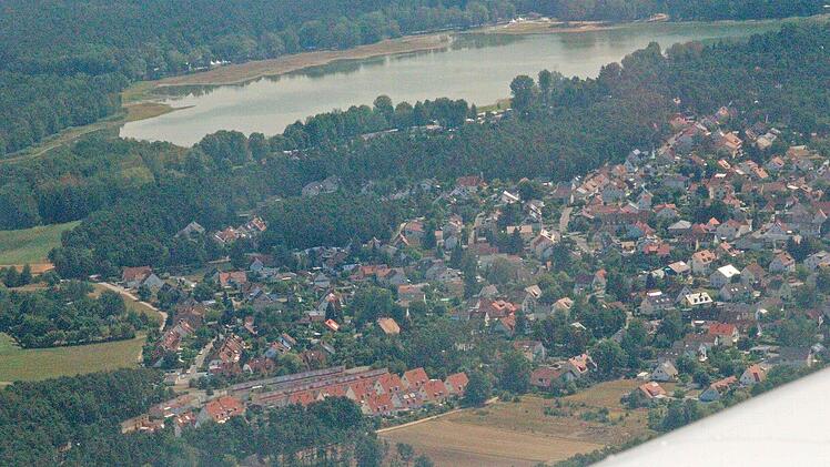 Der Pegel des Dechsendorfer Weihers ist momentan nicht besonders hoch. Foto: Daniel Ruppert