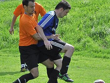 Der Gosberger Tobias Neth (blau), der heuer bereits vier Saisontore erzielte und zuletzt dreimal in Folge traf, wehrt sich beim 1:1 gegen Drügendorf im Vorjahr gegen Tobias Bienert, der ihm an die Wäsche geht.  Foto: Hühnlein