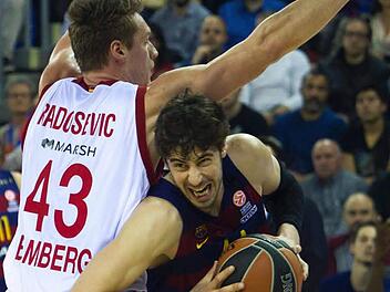 Ante Tomic (rechts) kämpft sich an Leon Radosevic vorbei und erzielt zwei seiner acht Punkte. Foto: dpa