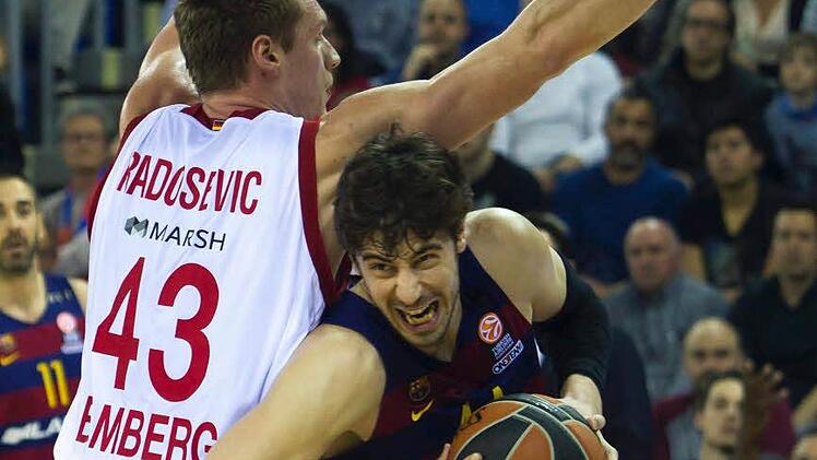 Ante Tomic (rechts) kämpft sich an Leon Radosevic vorbei und erzielt zwei seiner acht Punkte. Foto: dpa