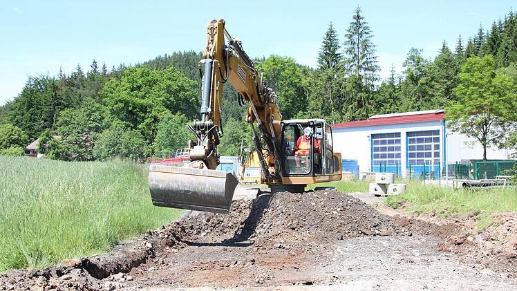 Der alte Unterbau der Straße wird weggebaggert.  Foto: Friedwald Schedel