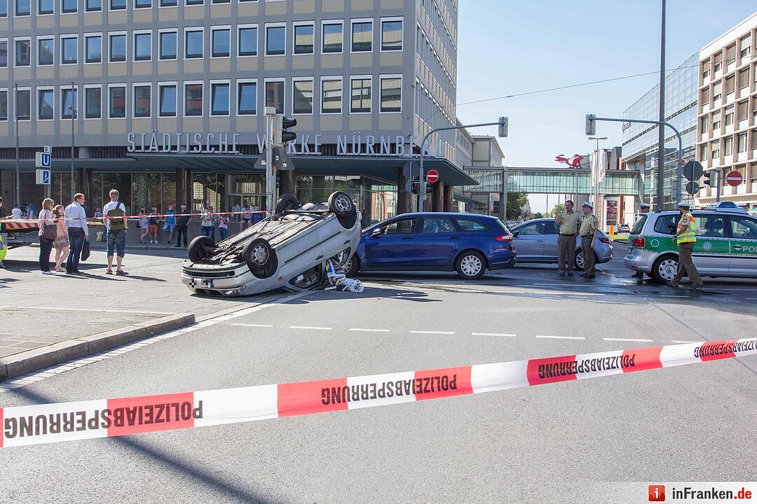 Pkw landet nach Kollision auf dem Dach - Stau im Feierabendverkehr
