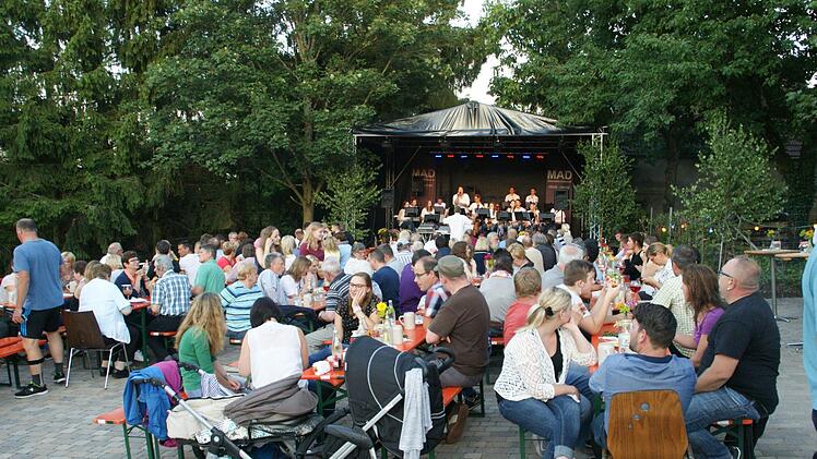 Bei schönster Biergartenatmosphäre waren im Publikum fast alle Altersgruppen vertreten.