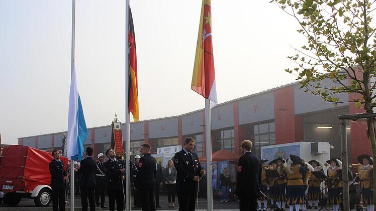 Fahnenhissen vor dem neuen Feuerwehrzentrum.  Fotos: Evi Seeger