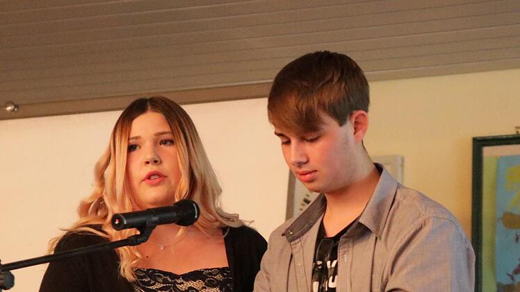 Celina Maier und Markus Greiner blickten auf ihre Schulzeit zurück und erinnerten an die eine und andere Episode mit Lehrern. Klaus Klaschka