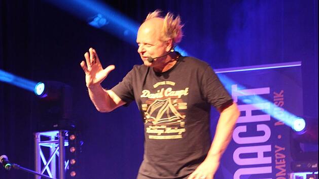 Atze Bauer rockte die B&uuml;hne der ersten Kronacher Lachnacht im Sch&uuml;tzenhaus. Foto: Friedwald Schedel