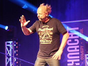 Atze Bauer rockte die Bühne der ersten Kronacher Lachnacht im Schützenhaus. Foto: Friedwald Schedel