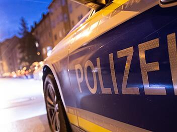 Sieben M&auml;nner mit einem Schwert haben in Bayern einen Polizeieinsatz ausgel&ouml;st. Symbolbild: Daniel Karmann/dpa