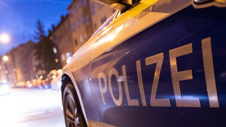 Sieben M&auml;nner mit einem Schwert haben in Bayern einen Polizeieinsatz ausgel&ouml;st. Symbolbild: Daniel Karmann/dpa