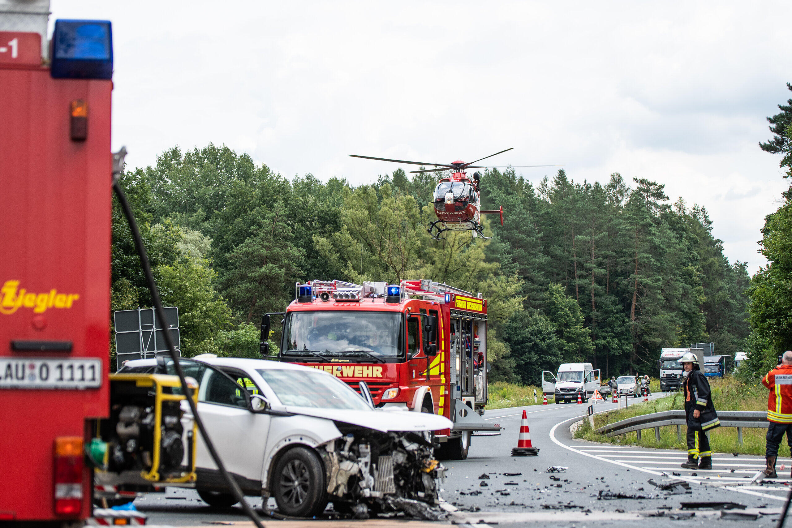 Lauf An Der Pegnitz Schwerer Zusammenstoss Auf B14 Zwei Schwerverletzte Ein Mensch In Lebensgefahr