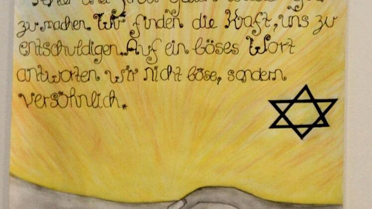 Realschüler hatten Bilder zu den Paragraphen der Friedenserklärung gemalt.