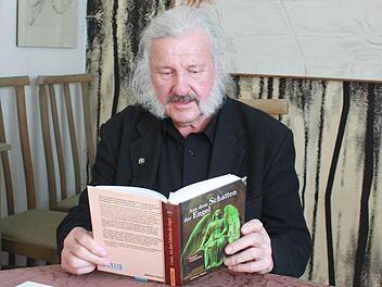 Ingo Cesaro beim Blick in den Band "Aus dem Schatten der Engel", in dem auch das prämierte Gedicht "Es ist keine Legende" veröffentlicht ist. Im Vordergrund zwei neue Gedichtbände des Künstlers. Foto: Friedwald Schedel