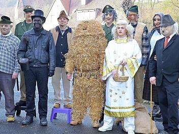 Heute sind sie wieder unterwegs: Die zehn Jungs aus Trebgast, die mit der "Strohberta" einen alten Brauch pflegen, der immer einem guten Zweck dient. Das Geld, das während des Tages eingesammelt wird, kommt in diesmal der Schule zugute. Fotos: Dieter Hübner