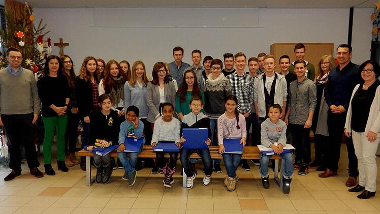 Alle auf einem Bild, die Eltmanner "Lernpaten", die Grundschüler, die betreut werden und die Verantwortlichen der beiden Eltmanner Schulen mit den Vertretern der Wirtschaftsjunioren. Foto: Günther geiling