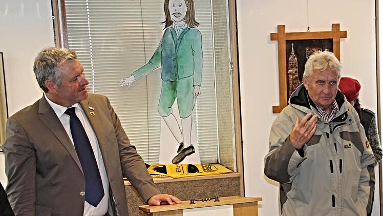 Amüsiert lauscht Bürgermeister Jürgen Hennemann den Reimen des "Sendelbacher Rückert", Walter Dold, Lehrer in Ruhestand. Foto: Helmut Will