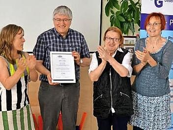 Von links: Friederike Kneip, Leiterin des Strullendorfer Mehrgenerationenhauses, Christian Bradl, stellvertretender Vorsitzende der DHG, Margarete Stärk, regelmäßige Besucherin des Café Mittendrin, und Gertrud Lilge, Leiterin der Einrichtung Foto: Andrea Spörlein